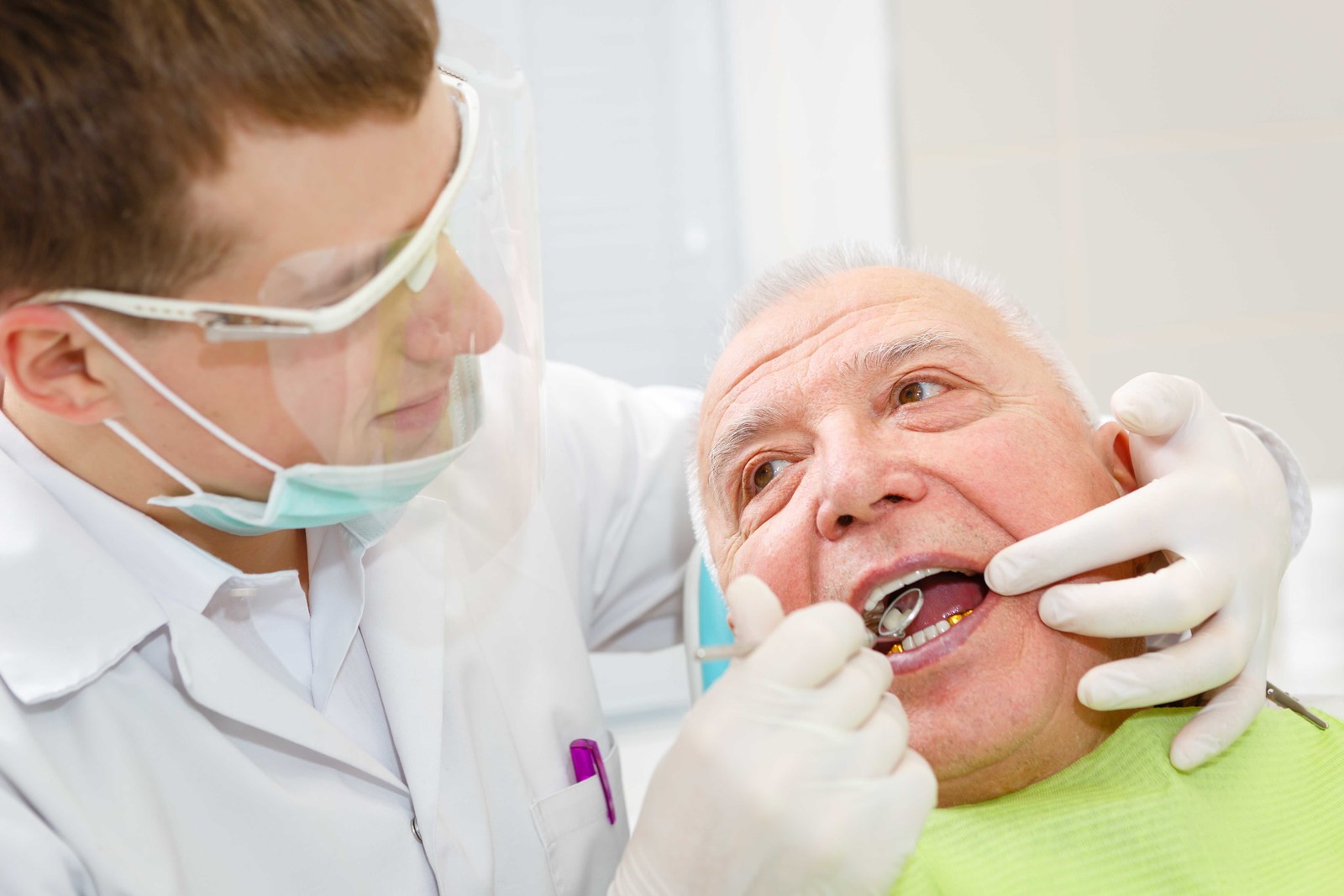 Врач который ставит зубы. Осмотр стоматолога. Стоматолог и пациент. Зубопротезирование для пожилых.