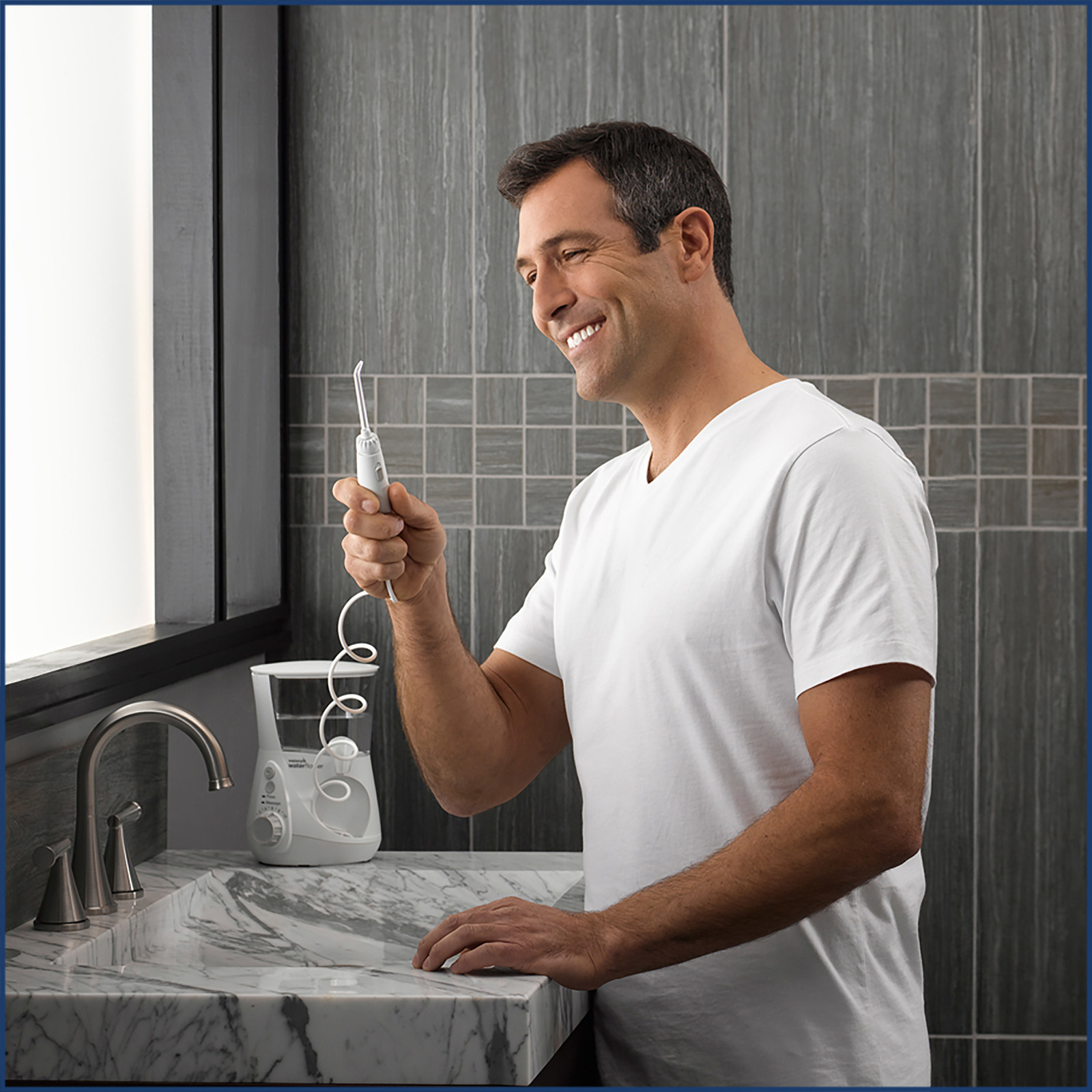 Использование ирригатора. Waterpik wp-660 Aquarius professional. Ирригатор и человек. Ирригатор использование. Человек чистит зубы ирригатором.