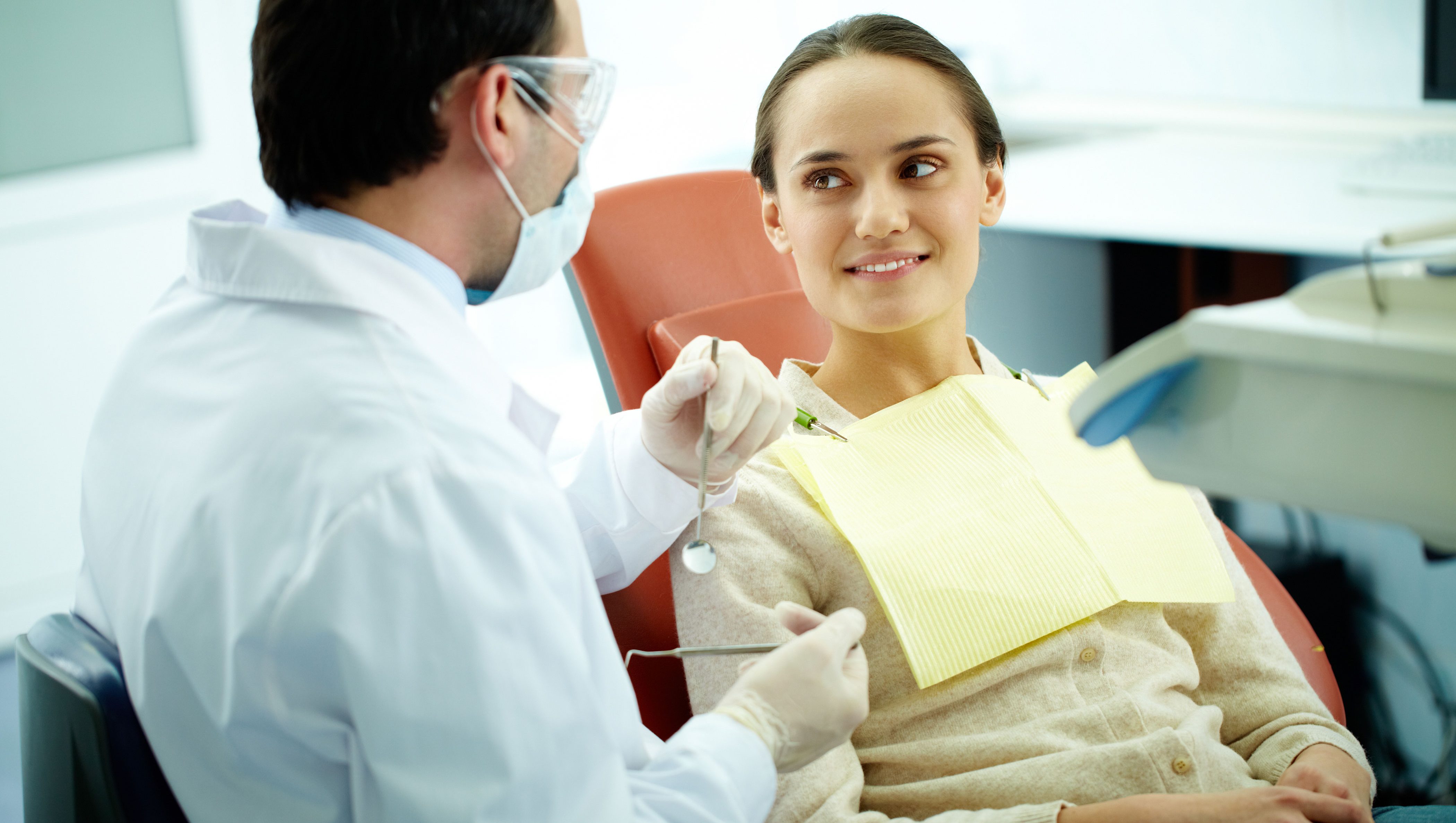 Стоматолог терапевт чем отличается от зубного врача. Консультация стоматолога. Стоматолог и пациент. Стоматологический пациент. Пациент в стоматологическом кресле.