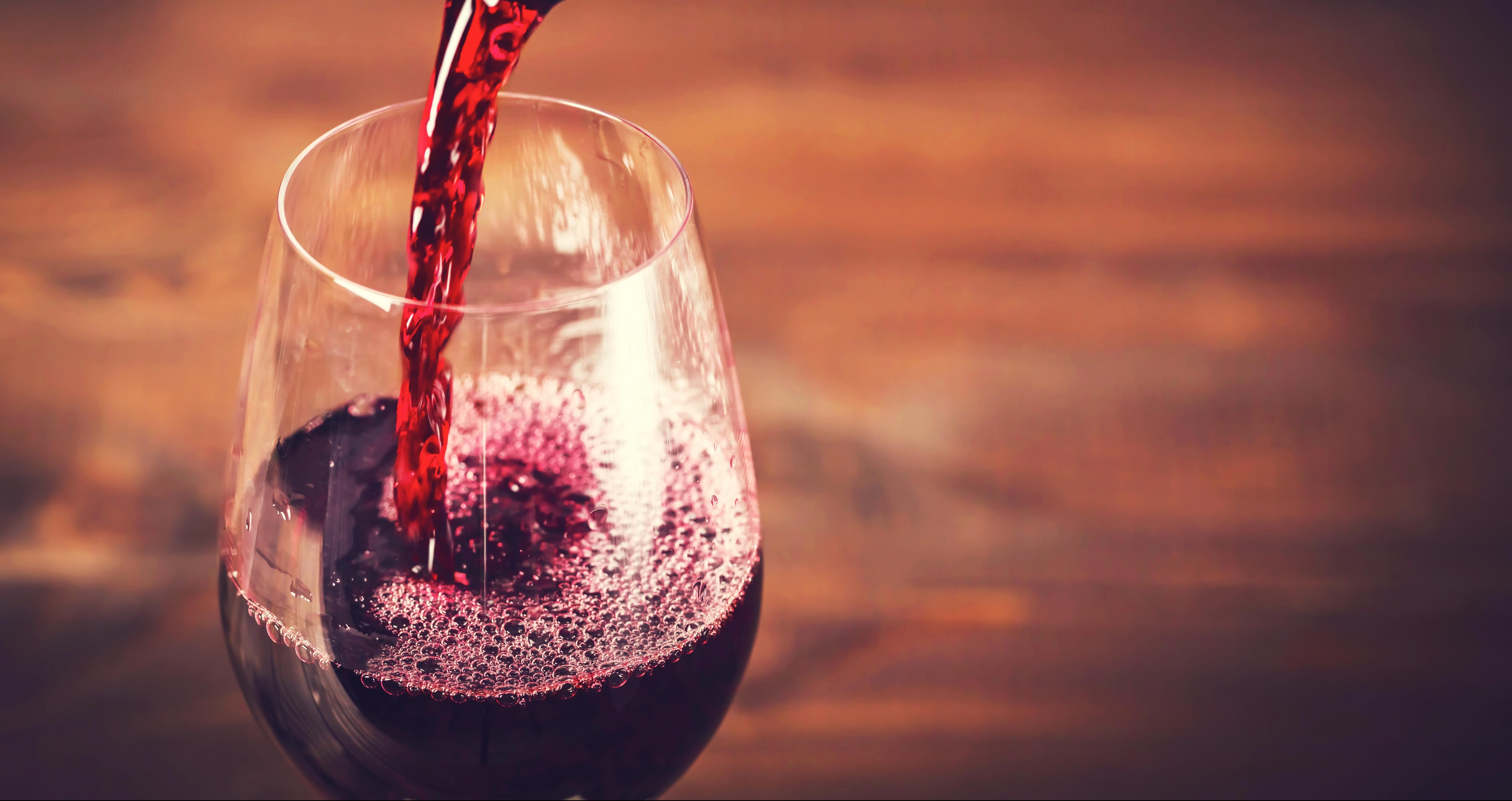 Текст песни вина бокал бокал вина. Бокал с вином. Фужер с вином. Вино Эстетика. Бокал красного вина на черном фоне.