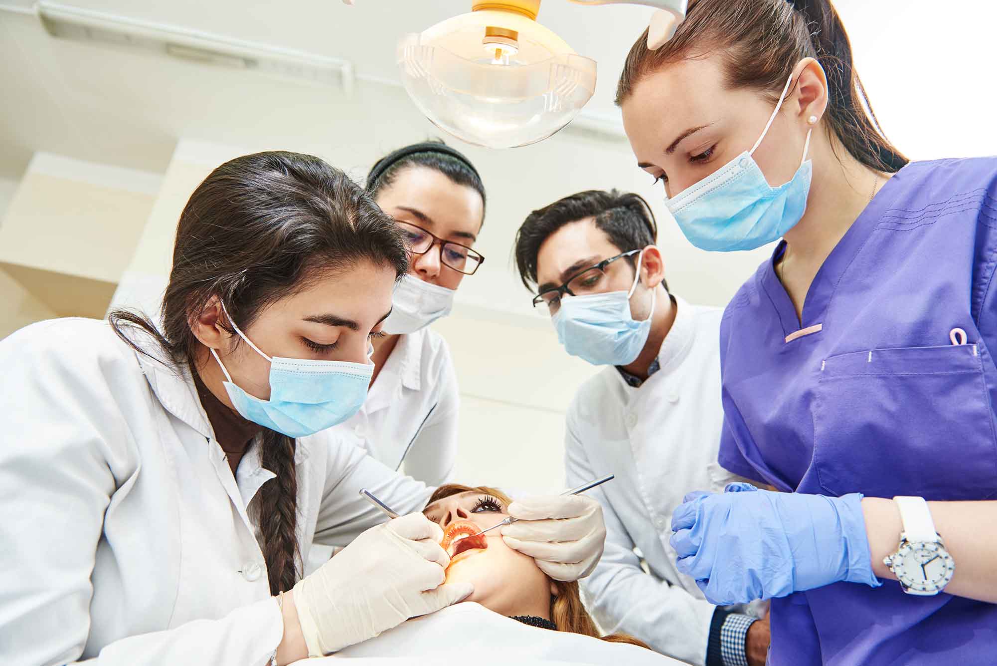Стоматолог что сдавать после 11 класса. Студенты стоматологи. Стоматология учеба. Студенты медики стоматологи. Подготовка к стоматологу.