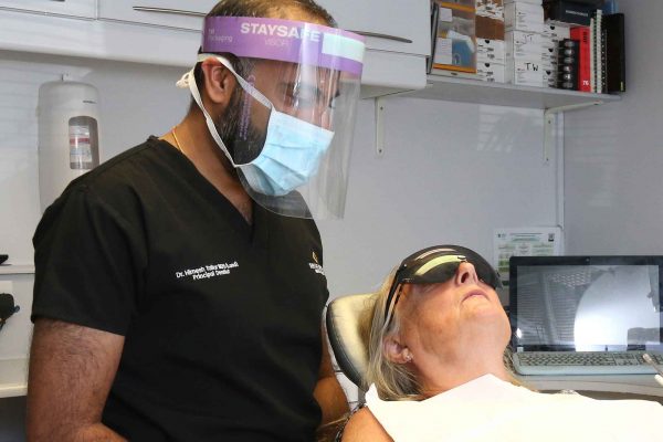 dentist using staysafe visor