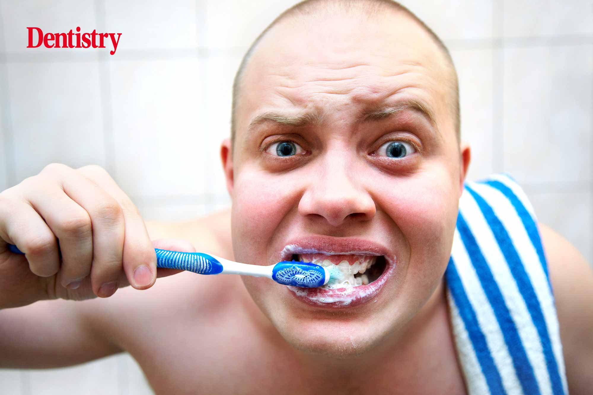 Зуб после душа. Чистим зубы!. Чистые зубы. Парень с зубной щеткой. Человек чистит зубы.