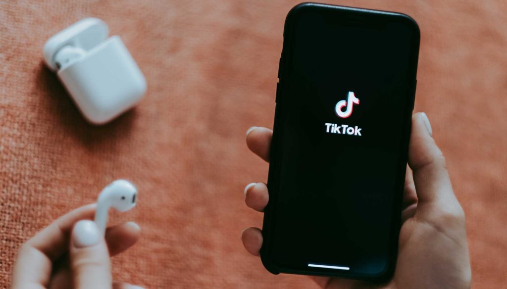 How safe is the Tiktok tooth whitening trend? – Dentistry Online