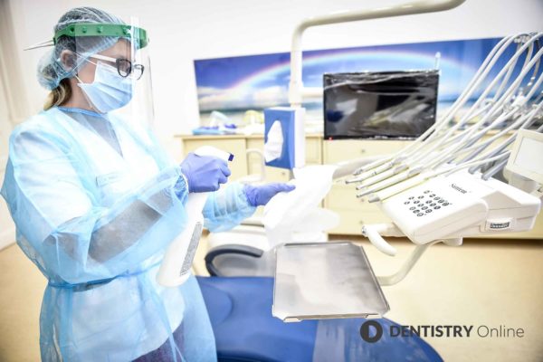 dentist wearing ppe to avoid cross-contamination