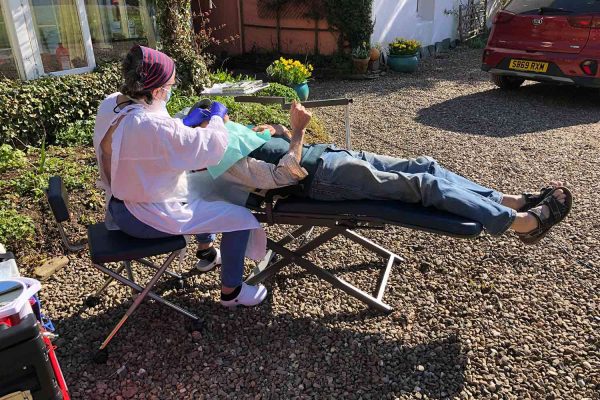 Flying Smiles – the dental hygienist offering treatment in gardens